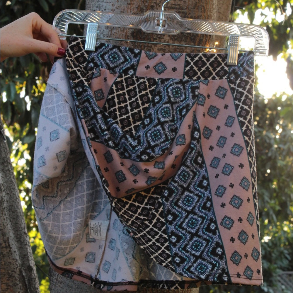 Retro Pattern Flow Skirt - Picture 2 of 2